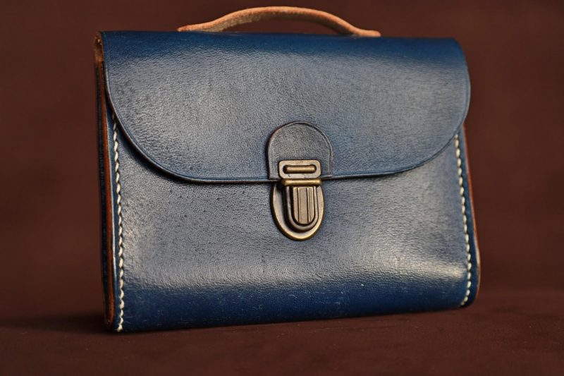 porte-monnaie, l’Écolier, bleu, face, cuir, cuir à tannage végétal, artisanat, l'Âge du Cuir, France