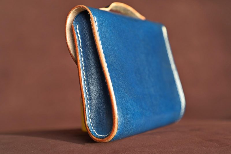 porte-monnaie, l’Écolier, bleu, finition, dos, cuir, cuir à tannage végétal, artisanat, l'Âge du Cuir, France