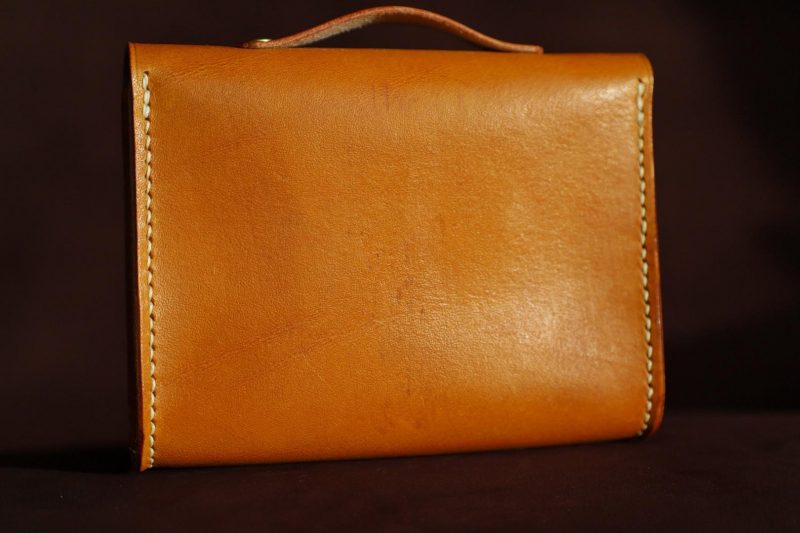 porte-monnaie, l’Écolier, jaune, dos, cuir, cuir à tannage végétal, artisanat, l'Âge du Cuir, France