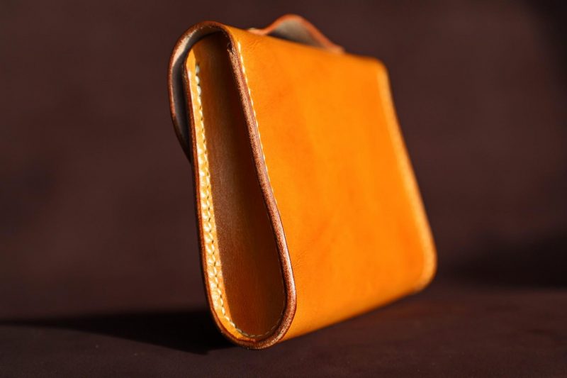 porte-monnaie, l’Écolier, jaune, finition, dos, cuir, cuir à tannage végétal, artisanat, l'Âge du Cuir, France