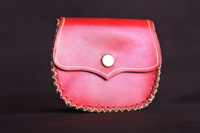 porte-monnaie, médiéval, escarcelle, rouge, cuir, cuir à tannage végétal, artisanat, l'Âge du Cuir, France