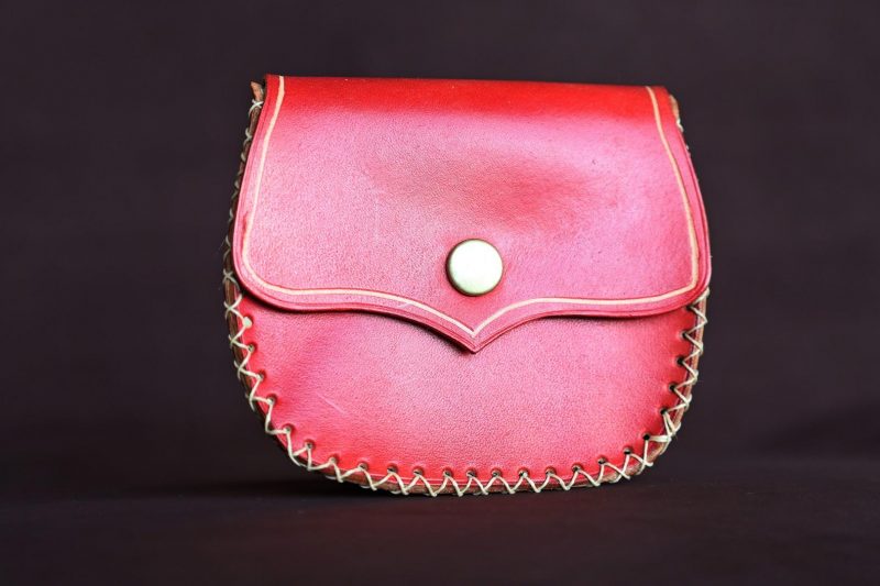 porte-monnaie, médiéval, escarcelle, rouge, cuir, cuir à tannage végétal, artisanat, l'Âge du Cuir, France