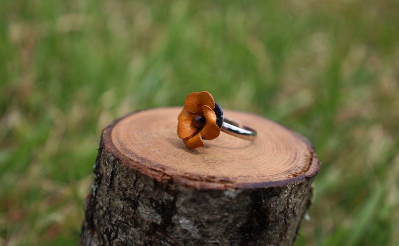bague ajustable marron, cuir à tannage végétal pleine fleur, l'Âge du Cuir, maroquinerie artisanale, Dordogne, France