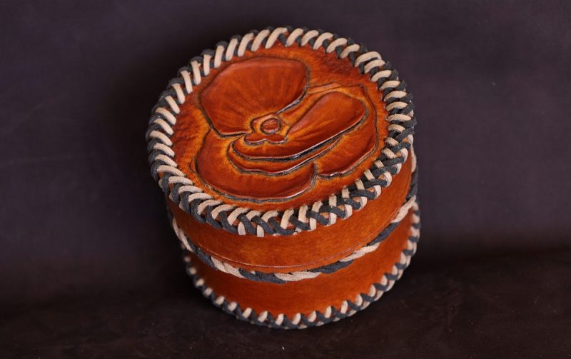 boite à bijoux coquelicot marron, tannage végétal, l'Âge du Cuir, maroquinerie éthique et responsable, Dordogne, France