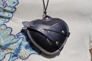 cadeau st valentin aumonière porte monnaie coeur noir, tannage végétal, l'Âge du Cuir, maroquinerie artisanale éthique et responsable, Dordogne, France
