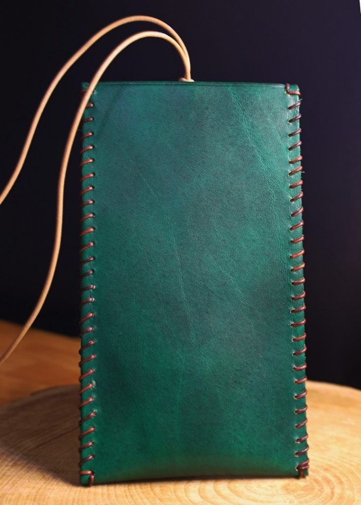 etui a lunette cuir vert, cuir de vache pleine fleur à tannage végétal, l'Âge du Cuir, maroquinerie artisanale française à démarche peau-éthique et responsable, Dordogne, France