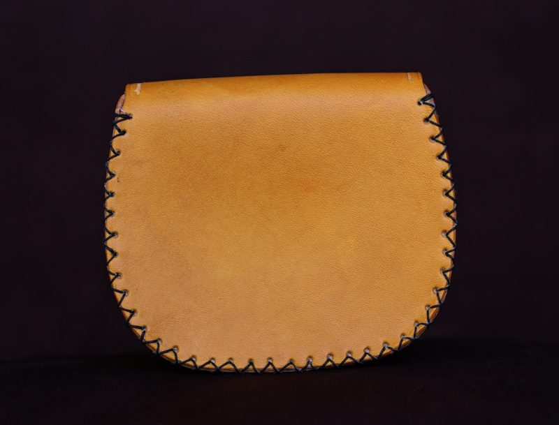 porte-monnaie, escarcelle, jaune, dos, médiéval, cuir, cuir à tannage végétal, artisanat, l'Âge du Cuir, France