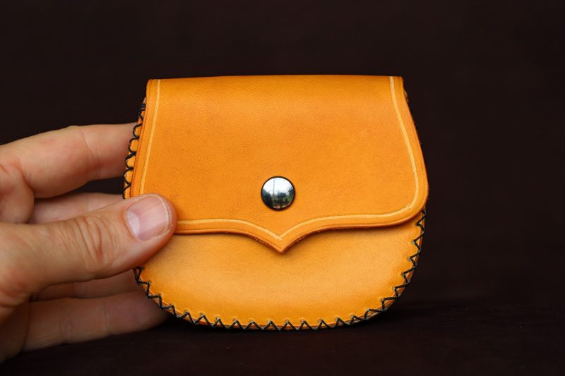 porte-monnaie, escarcelle, jaune, porté, médiéval, cuir, cuir à tannage végétal, artisanat, l'Âge du Cuir, France