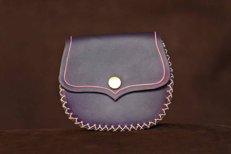 porte-monnaie, escarcelle, violet, face, médiéval, cuir, cuir à tannage végétal, artisanat, l'Âge du Cuir, France