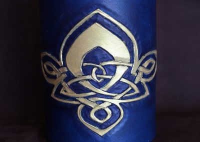pot à crayon celtique bleu, cuir végétal, l'âge du cuir, maroquinerie artisanale, dordogne, france