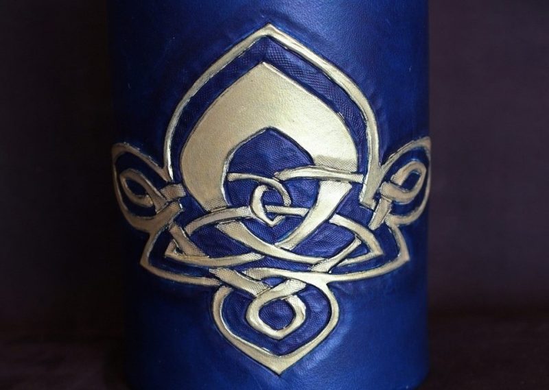 pot à crayon celtique bleu, cuir végétal, l'âge du cuir, maroquinerie artisanale, dordogne, france