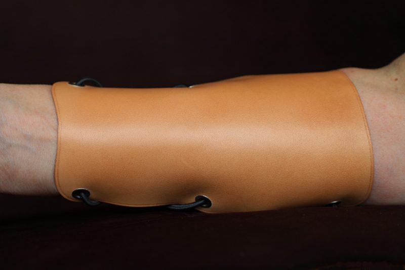 protection avant bras, sur bras, cuir, cuir à tannage végétal, l'Âge du Cuir, Dordogne, France