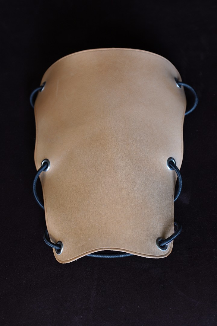 protection avant bras, cuir, cuir à tannage végétal, l'Âge du Cuir, Dordogne, France