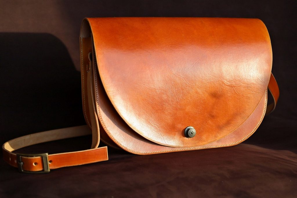 sac besace cuir femme Le Généreux , tannage végétal, l'Âge du Cuir, maroquinerie éthique et responsable, Dordogne, France