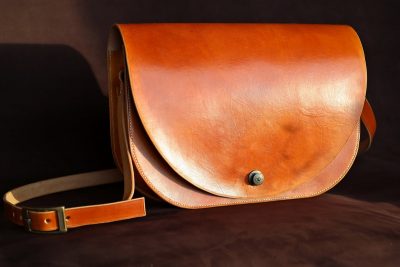 sac besace cuir femme Le Généreux , tannage végétal, l'Âge du Cuir, maroquinerie éthique et responsable, Dordogne, France