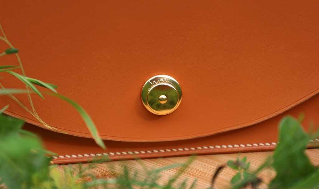 sac besace Le Généreux Floral, fermoir, cuir à tannage végétal pleine fleur, l'Âge du Cuir, maroquinerie artisanale, Dordogne, France