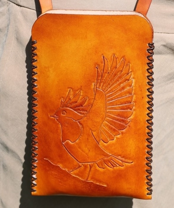 étui téléphone oiseau, cuir, cuir à tannage végétal, artisanat, l'Âge du Cuir, France