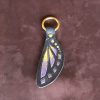 porte-clef aile de papillon violet et or, cuir végétal, l'âge du cuir, maroquinerie artisanale, dordogne, france