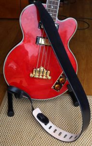 sangle de guitare, rouge, situation, cuir végétal, l'âge du cuir, maroquinerie artisanale, dordogne, france