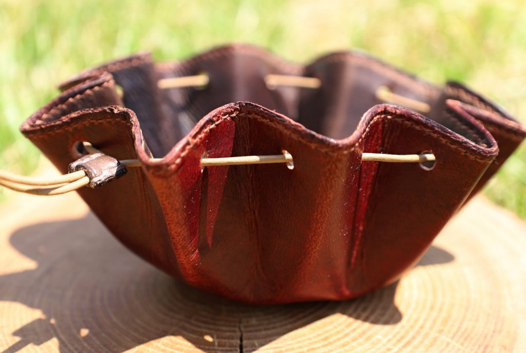 , cuir végétal, étain, l'âge du cuir, maroquinerie artisanale, dordogne, france