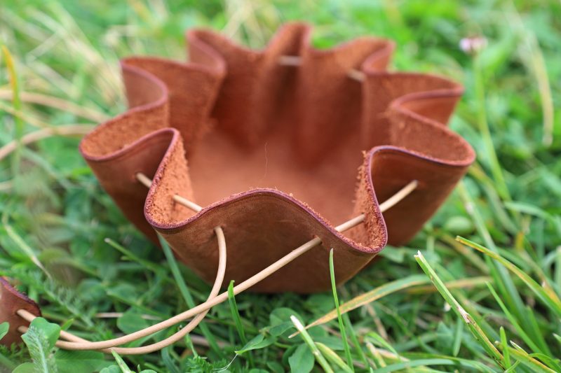 bourse médiévale ouverte de profil, cuir nourri à tannage végétal pleine fleur, l'Âge du Cuir, maroquinerie artisanale, Dordogne, France