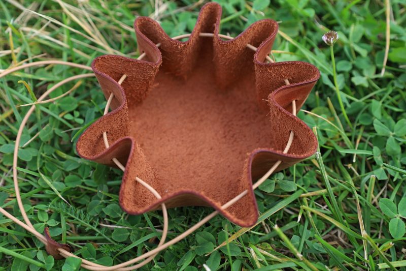 bourse médiévale ouverte, cuir nourri à tannage végétal pleine fleur, l'Âge du Cuir, maroquinerie artisanale, Dordogne, France