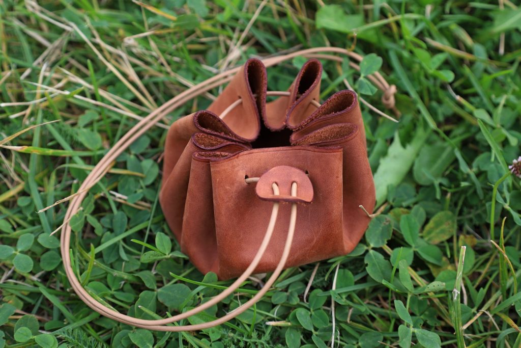 bourse médiévale, cuir nourri à tannage végétal pleine fleur, l'Âge du Cuir, maroquinerie artisanale, Dordogne, France