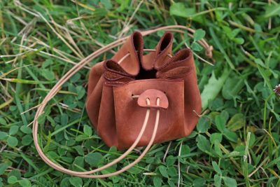 bourse médiévale, cuir nourri à tannage végétal pleine fleur, l'Âge du Cuir, maroquinerie artisanale, Dordogne, France