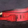 sangle guitare ou de basse rouge, tannage végétal, l'âge du cuir, maroquinerie artisanale éthique et responsable française, Dordogne
