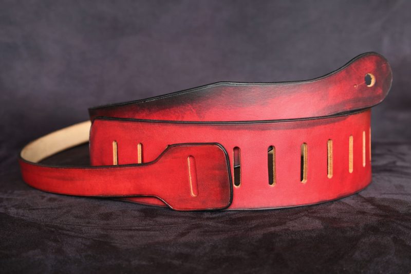 sangle guitare ou de basse rouge, tannage végétal, l'âge du cuir, maroquinerie artisanale éthique et responsable française, Dordogne
