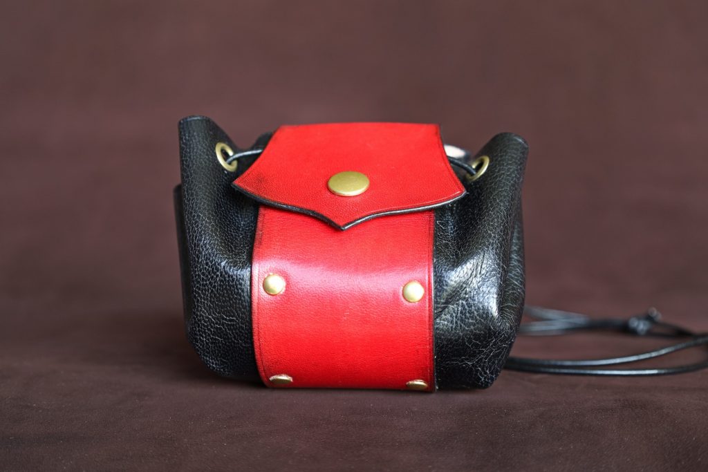 bourse médiévale rouge et noir, cuir à tannage végétal pleine fleur, l'Âge du Cuir, maroquinerie artisanale, Dordogne, France