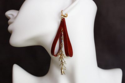 boucles d'oreilles pendantes rouge feuille triangle, tannage végétal, l'âge du cuir, maroquinerie artisanale éthique et responsable, dordogne, france