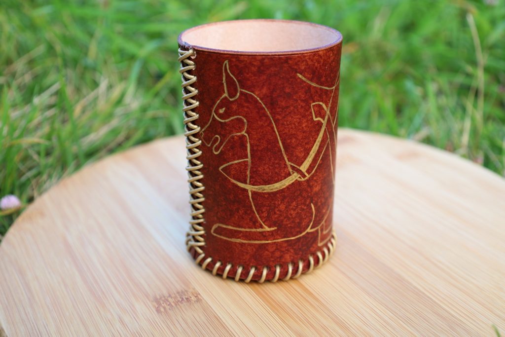 pot à crayons chiens marron et or, cuir végétal, l'âge du cuir, maroquinerie artisanale, dordogne, france