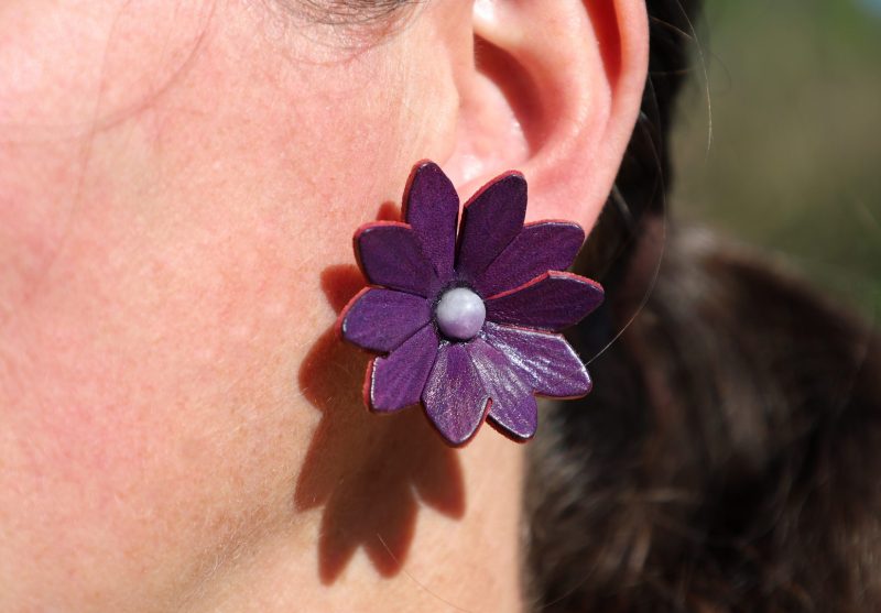 Boucles d'oreilles grande fleur violette, cuir végétal, l'âge du cuir, maroquinerie artisanale, dordogne, france