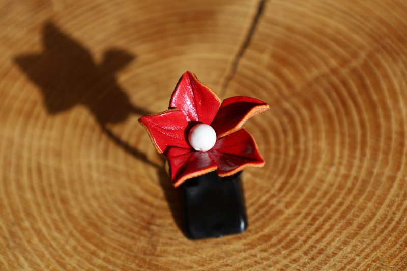 bague fleur étoilée rouge cœur blanc, cuir végétal, l'âge du cuir, maroquinerie artisanale, dordogne, france