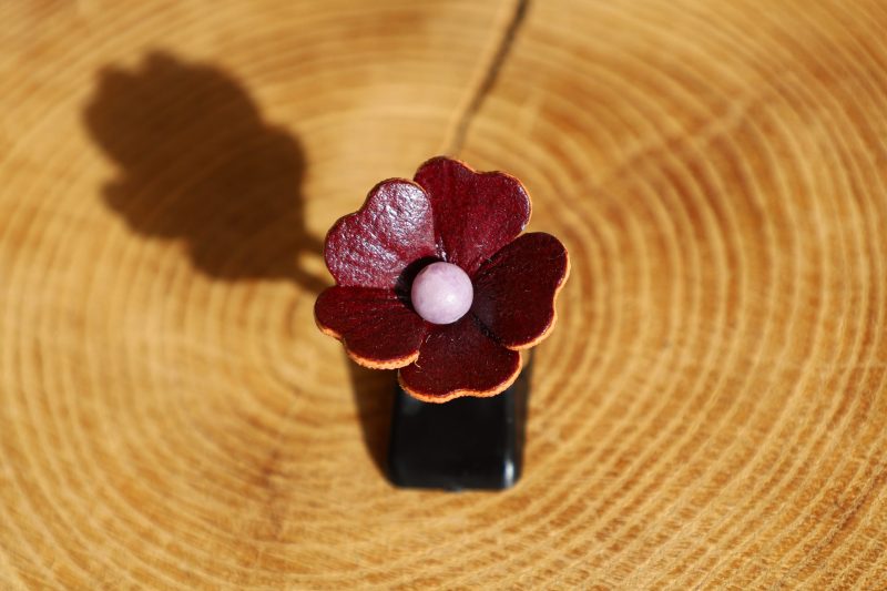 bague fleur acajou, cuir végétal, l'âge du cuir, maroquinerie artisanale, dordogne, france