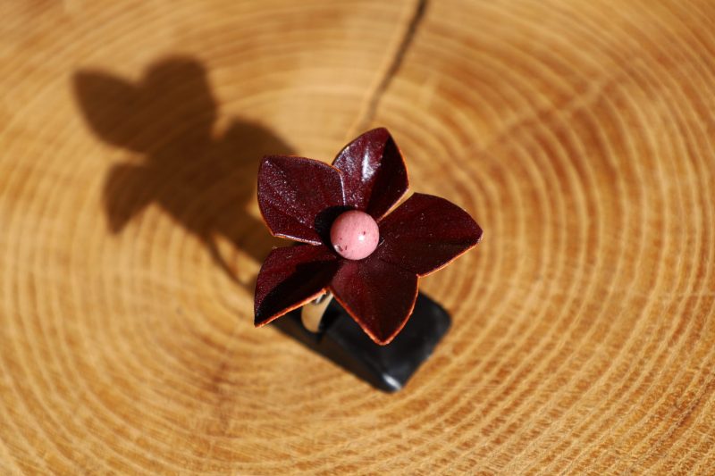bague fleur étoilée acajou, cuir végétal, l'âge du cuir, maroquinerie artisanale, dordogne, france