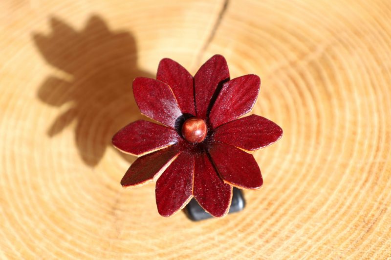 bague grande fleur acajou, cuir végétal, l'âge du cuir, maroquinerie artisanale, dordogne, france