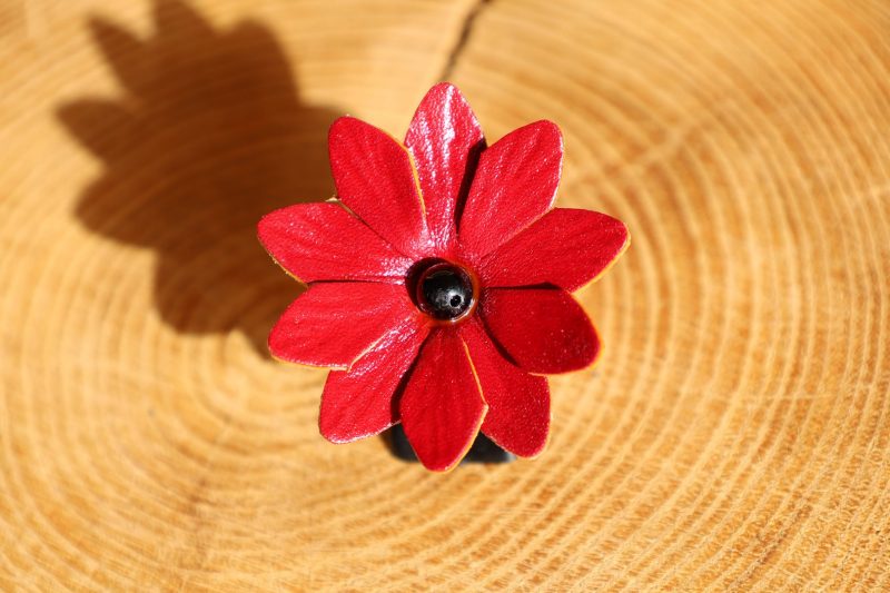 bague grande fleur rouge, cuir végétal, l'âge du cuir, maroquinerie artisanale, dordogne, france