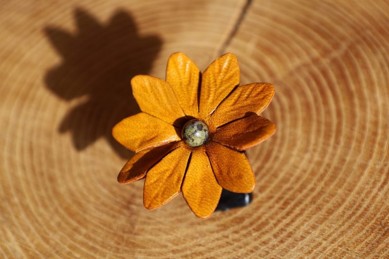 bague grande fleur marron clair, cuir végétal, l'âge du cuir, maroquinerie artisanale, dordogne, france
