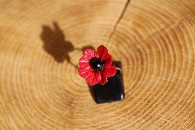 bague fleur rouge cœur noir, cuir végétal, l'âge du cuir, maroquinerie artisanale, dordogne, france