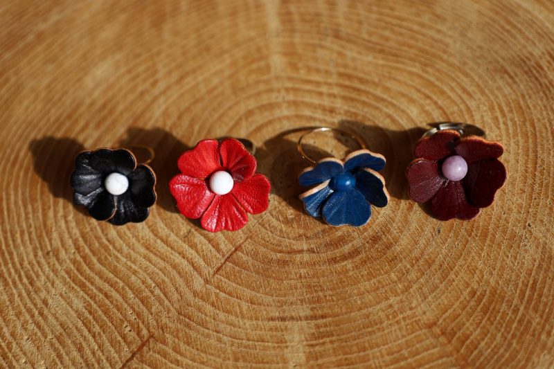 bague fleur, cuir végétal, l'âge du cuir, maroquinerie artisanale, dordogne, france