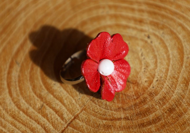 bague ajustable fleur rouge cœur blanc, cuir végétal, l'âge du cuir, maroquinerie artisanale, dordogne, france