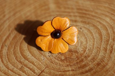 fleur marron clair, cuir végétal, l'âge du cuir, maroquinerie artisanale, dordogne, france
