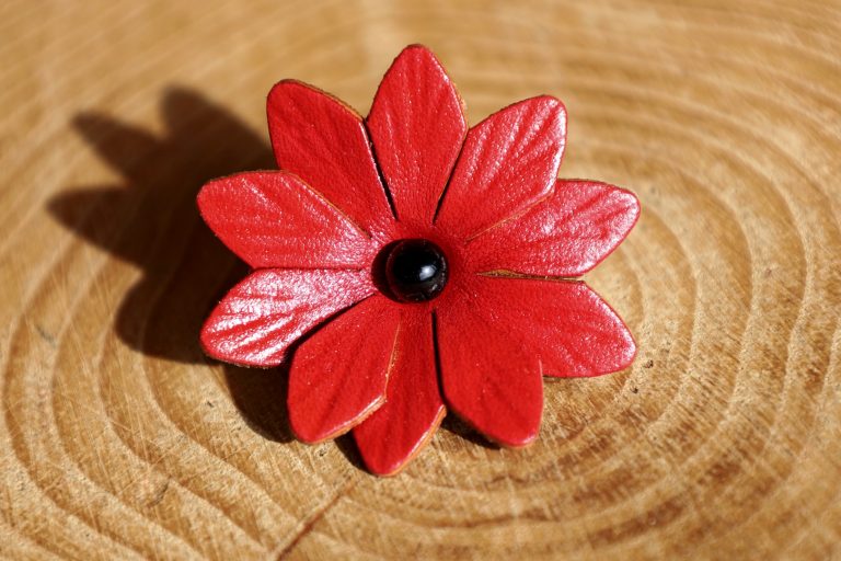 grande fleur rouge, cuir végétal, l'âge du cuir, maroquinerie artisanale, dordogne, france