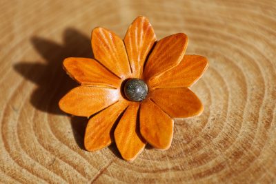 grande fleur marron clair, cuir végétal, l'âge du cuir, maroquinerie artisanale, dordogne, france