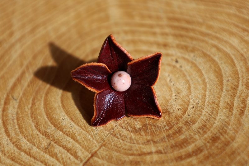 fleur étoilée acajou, cuir végétal, l'âge du cuir, maroquinerie artisanale, dordogne, france