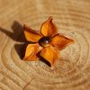 fleur étoilée marron clair, cuir végétal, l'âge du cuir, maroquinerie artisanale, dordogne, france