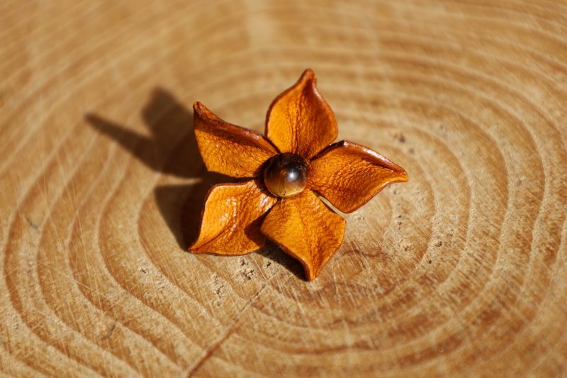 fleur étoilée marron clair, cuir végétal, l'âge du cuir, maroquinerie artisanale, dordogne, france