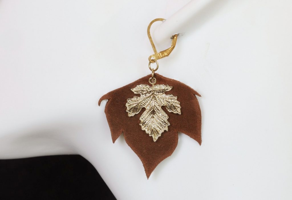 boucle d oreille feuille d'érable marron, tannage végétal, l'âge du cuir, maroquinerie artisanale éthique et responsable, dordogne, france
